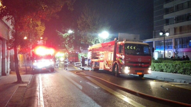 Violento incendio en galpón movilizó a Bomberos en Santiago