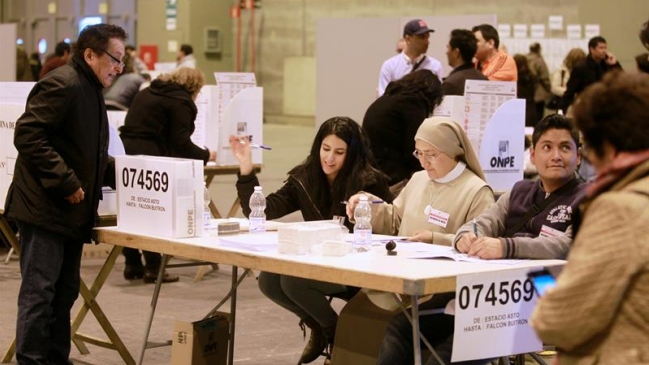 Peruanos ya votan para elegir a su nuevo presidente