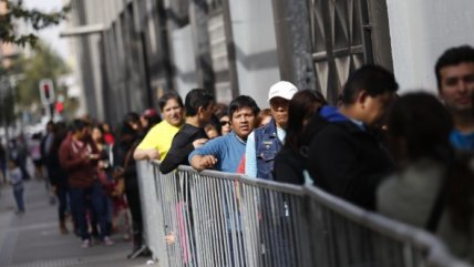   Ciudadanos peruanos en Chile votan en el Instituto Nacional 