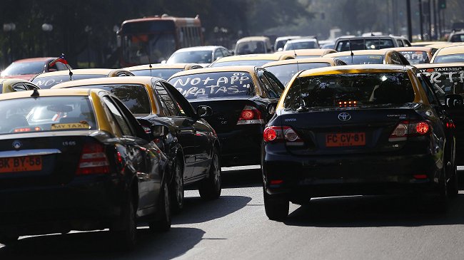 Ex ministro: El Gobierno debe ayudar a los taxistas tradicionales a transformarse