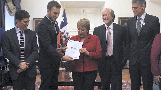 Iguales entregó a Bachelet propuesta de matrimonio igualitario: 