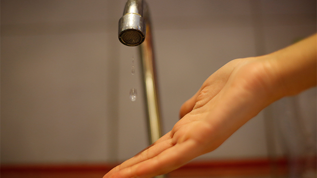 Santiago enfrenta imprevisto corte de agua por lluvias