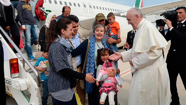 Papa reclamó en Lesbos responsabilidad al mundo y se llevó a Roma a 12 refugiados