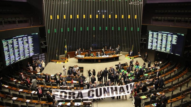 Oposición brasileña denuncia a Rousseff ante la policía por supuesta compra de votos