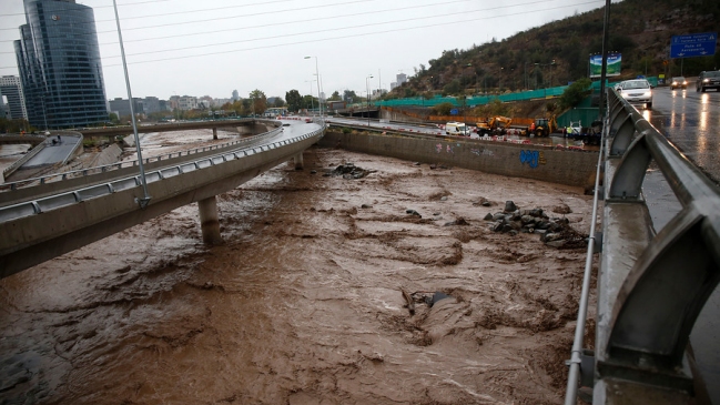 Costanera Norte asegura que cumplió con plan de contingencia y habla de exceso de caudal