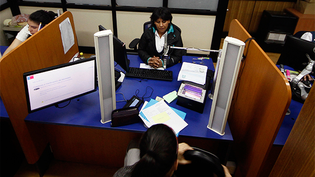 Registro Civil suspendió servicio en 35 oficinas de la Región Metropolitana