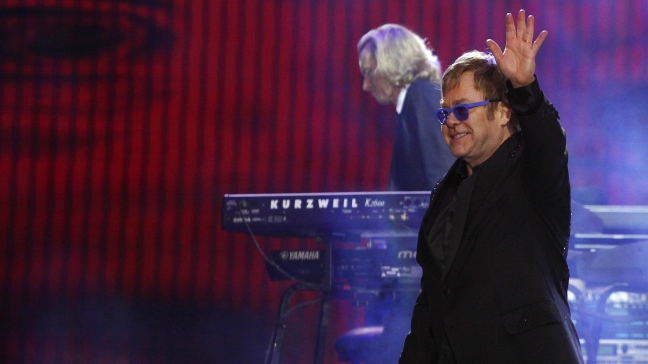 Levantan prohibición de informar sobre actividades sexuales de esposo de Elton John