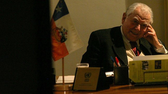 Obispo Goic: Aylwin supo gobernar a pesar del poder militar de Pinochet