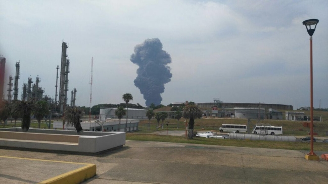Fuerte explosión en centro petroquímico dejó víctimas fatales en el sur de México