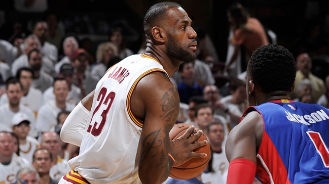 LeBron James comandó a los Cavaliers en segunda victoria ante Detroit