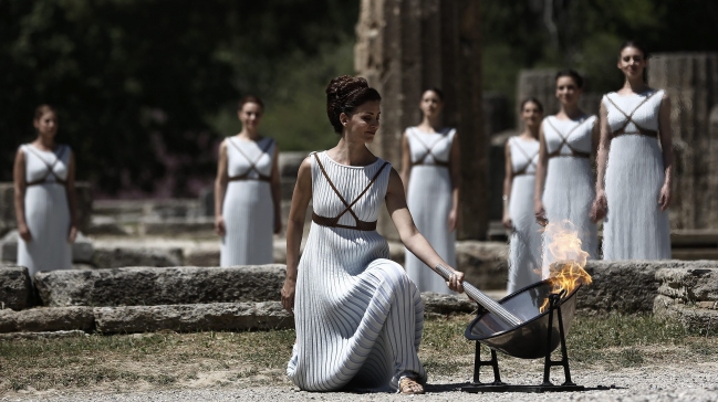 Fuego olímpico fue encendido en Grecia y comenzó su recorrido a Río