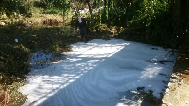 Sumario sanitario contra Esval por derrame de aguas servidas al estero Quilpué