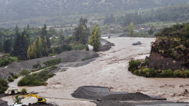 Carabineros continúa búsqueda de desaparecidos tras desborde del río Maipo