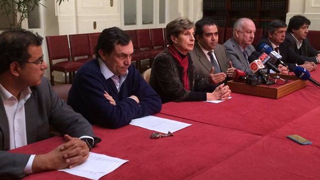 Nueva Mayoría firma presentación ante el Servel por frustrada inscripción de primarias