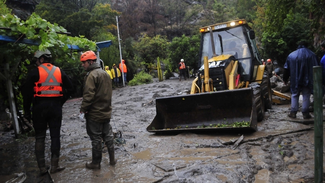 Maquinaria pesada se sumó a la búsqueda de dos desaparecidos en el Cajón del Maipo