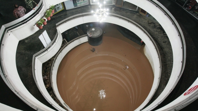 Este viernes reabrió parcialmente el centro comercial Dos Caracoles tras inundación