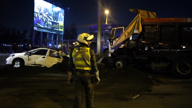 Choque frontal entre auto y camión dejó dos muertos en Ancud