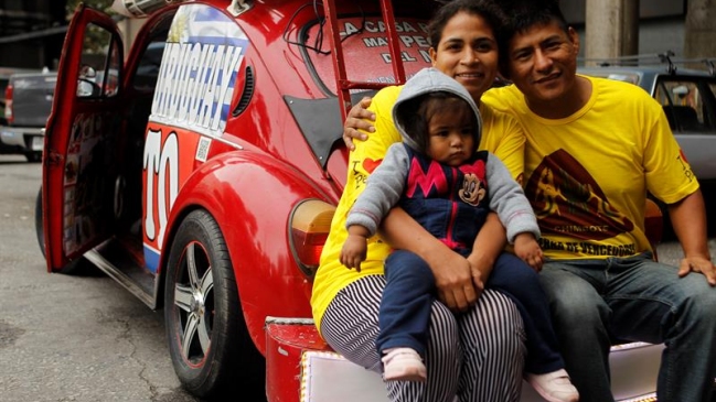 Familia peruana viaja arriba de un 