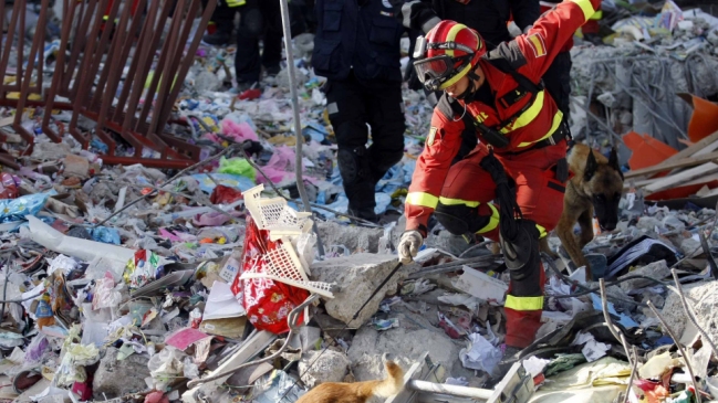 Ecuador: Bomberos que trabajaron en zona devastada irán a terapia de salud mental