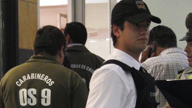 Delincuentes armados robaron joyerías en mall Apumanque