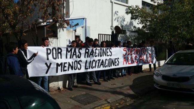 Secundarios ocupan dependencias de la Junaeb en Providencia