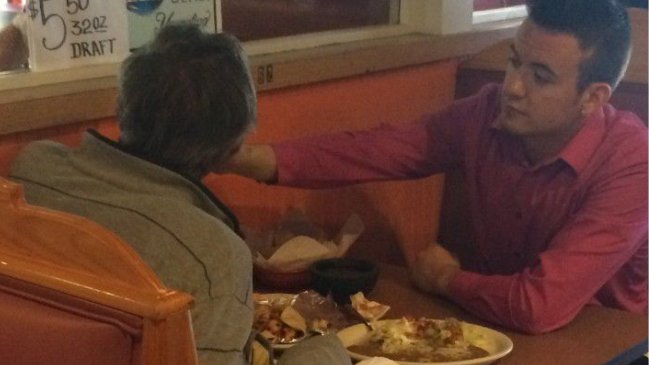 La imagen que se viraliza en la red: Mesero ayudó a hombre sin manos a comer