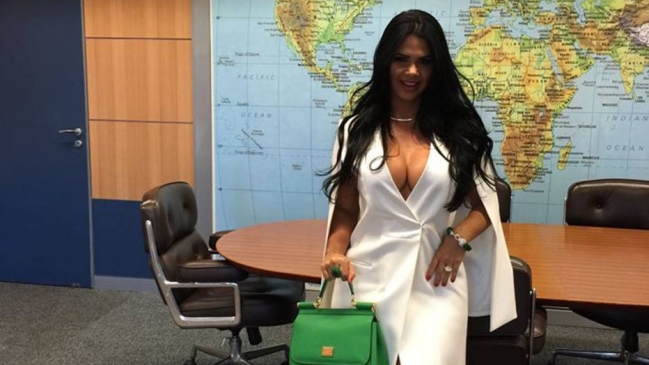 Fotos de la escultural esposa de un ministro en su despacho generan polémica en Brasil