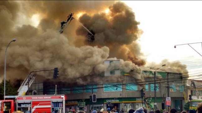 Incendio afecta edificio céntrico de Castro