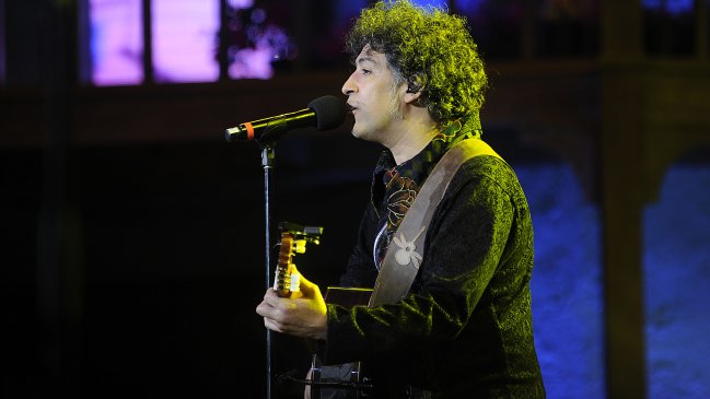 Manuel García interpreta canción del proceso constituyente