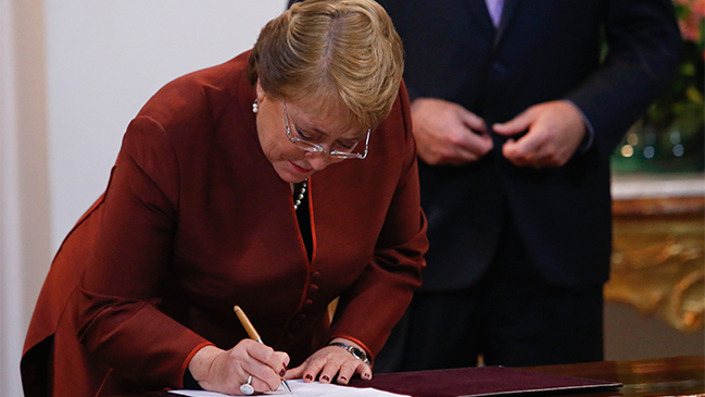 Marea roja: Presidenta Bachelet decretó zona de catástrofe en Región de Los Lagos
