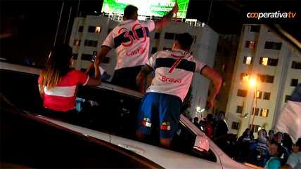 Castillo y Bravo celebraron junto a hinchas de U. Católica en Plaza Italia