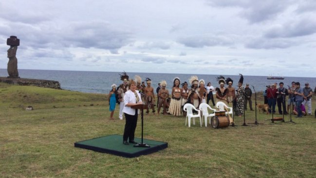Michelle Bachelet realiza visita a Isla de Pascua