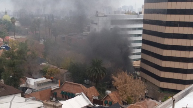 Incendio en subterráneo de edificio en Providencia moviliza a Bomberos
