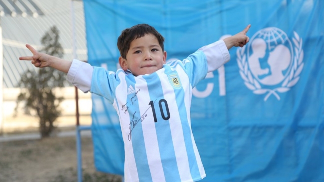 Niño afgano que recibió camiseta de Messi debió huir de su país por amenazas