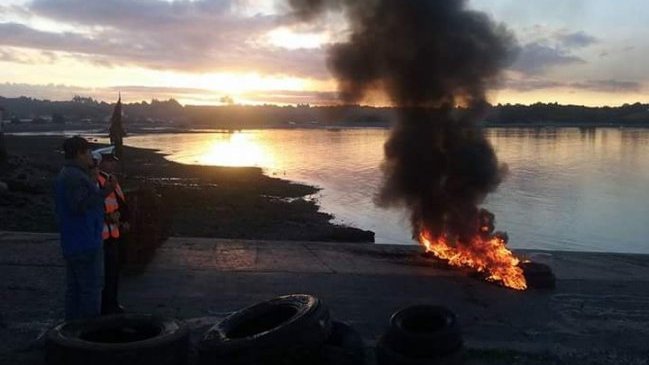 Pescadores artesanales mantienen cortes de ruta en la isla grande de Chiloé