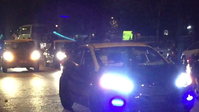 Caravana de taxistas protesta en Santiago contra Uber y Cabify