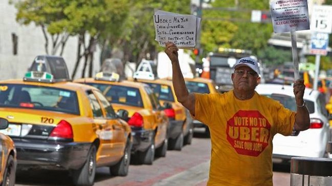 Condado de Miami legalizó empresas de taxis privados Uber y Lyft