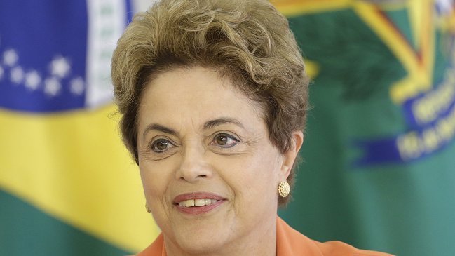 Diario brasileño afirma que Rousseff ofrecerá renuncia y adelantará elecciones
