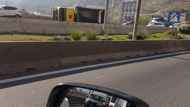 Volcamiento de un camión bloqueó Túnel San Cristóbal y provocó caos en La Pirámide