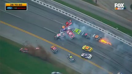   El impactante choque de 17 autos en la Nascar de Estados Unidos 