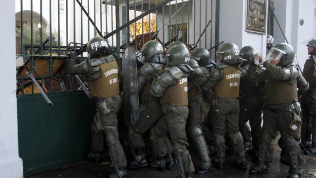 Fuerzas especiales desalojan el Internado Nacional Barros Arana