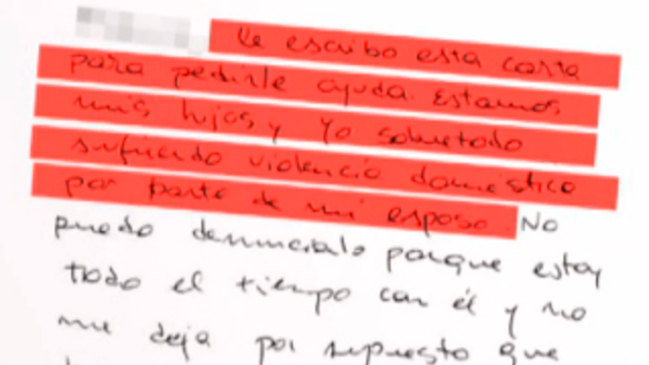 Mujer, víctima de violencia intrafamiliar, clama por ayuda en la tarea de su hijo