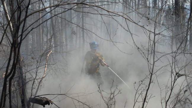 Autoridades temen que incendio en noroeste de Canadá duplique su tamaño