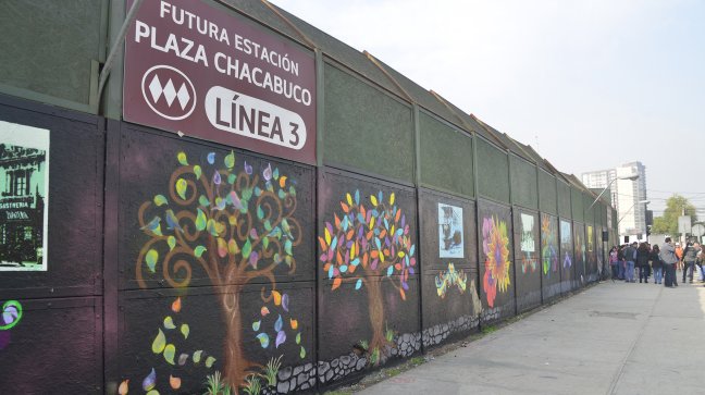 Mural creado por vecinos vestirá los muros de la faena de la futura estación Plaza Chacabuco