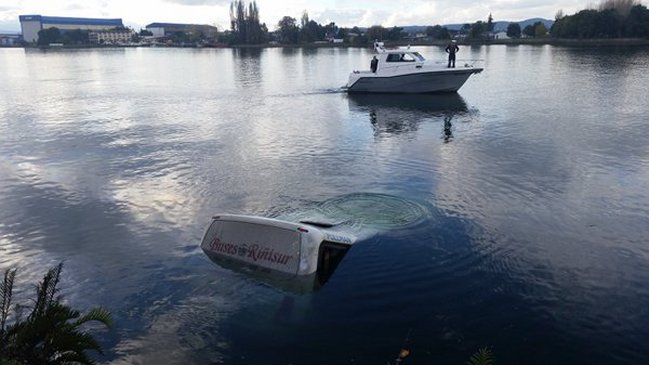 Un bus interprovincial cayó al río Calle Calle en Valdivia
