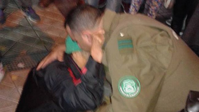 La historia del carabinero que, llorando, abrazó a una anciana en situación de calle