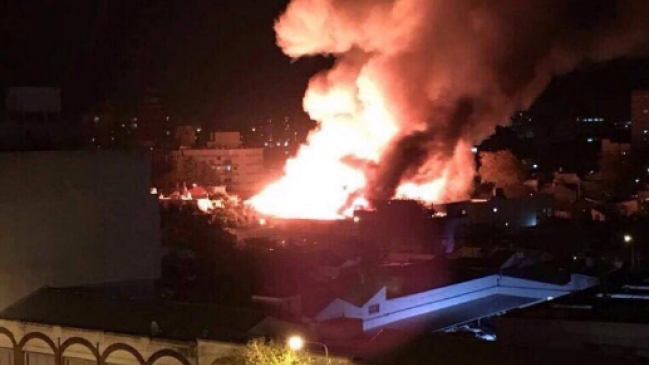Violento incendio en local comercial movilizó a 10 compañías de Bomberos en Santiago