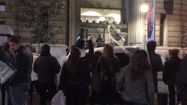 Funcionarios no uniformados de Gendarmería protestan en Ministerio de Justicia