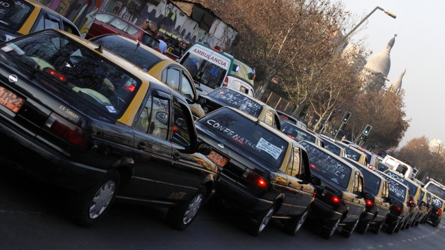 Conoce los desvíos por la protesta de taxistas en Santiago