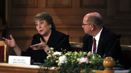  Bachelet defendió consolidación de democracia chilena  